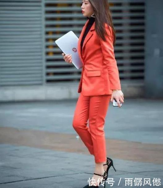 羡慕|街拍美女散发出独特的气质,清新的穿着打扮,真是让人羡慕