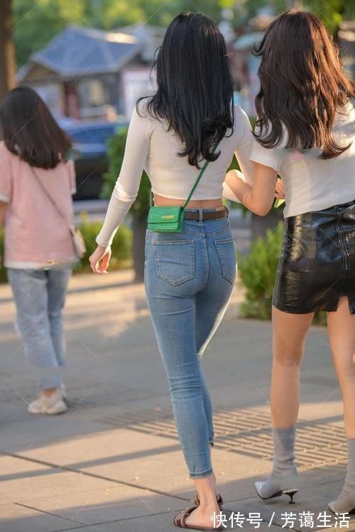 小姐姐|小姐姐穿紧身牛仔裤,展现圆润紧致曲线,魅力十足