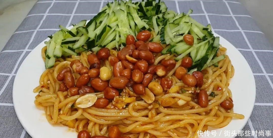 我家面条就爱这么吃,筷子一搅,做出创意凉拌面,比凉皮劲道好吃