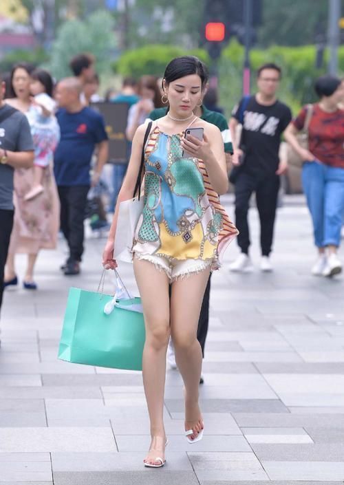 小姐姐|简约清爽的穿搭风格，靓丽又显身材，气质女生们都喜欢