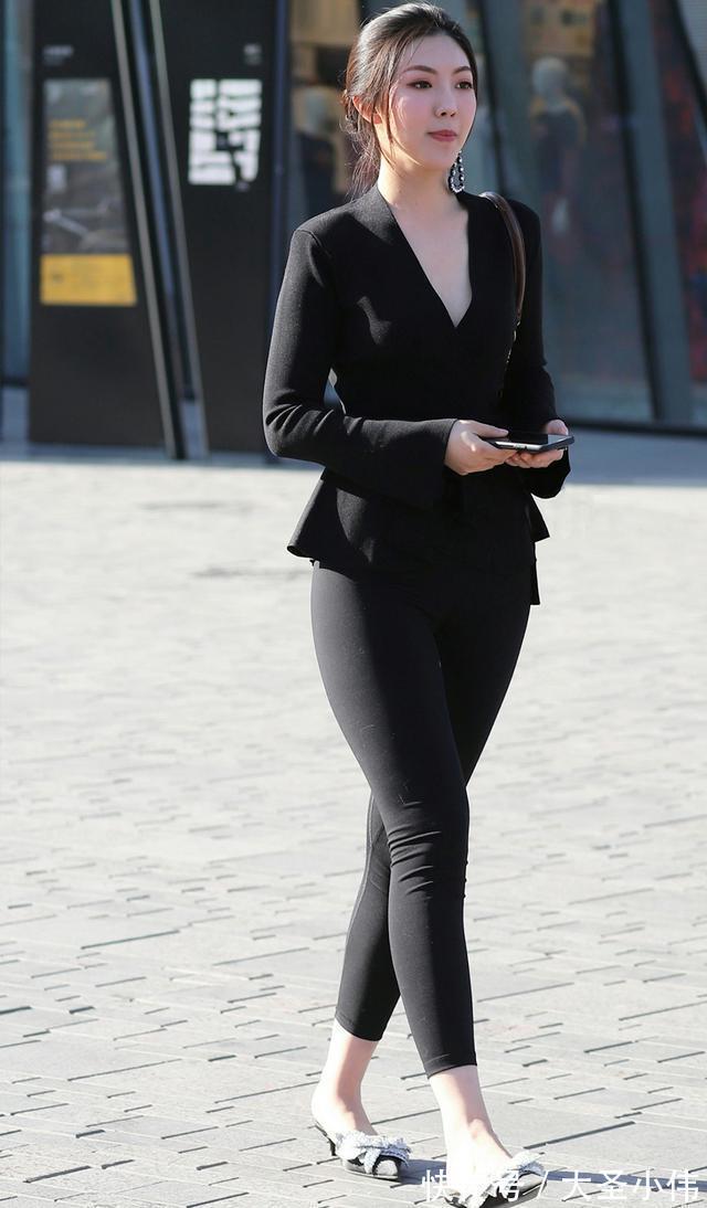 街拍|美女街拍:黑色V领长袖衫,配黑色打底裤,简约修身又温婉大气,时尚又气韵