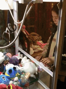 |搞笑GIF:这样的妹子 一看就不是省油的灯