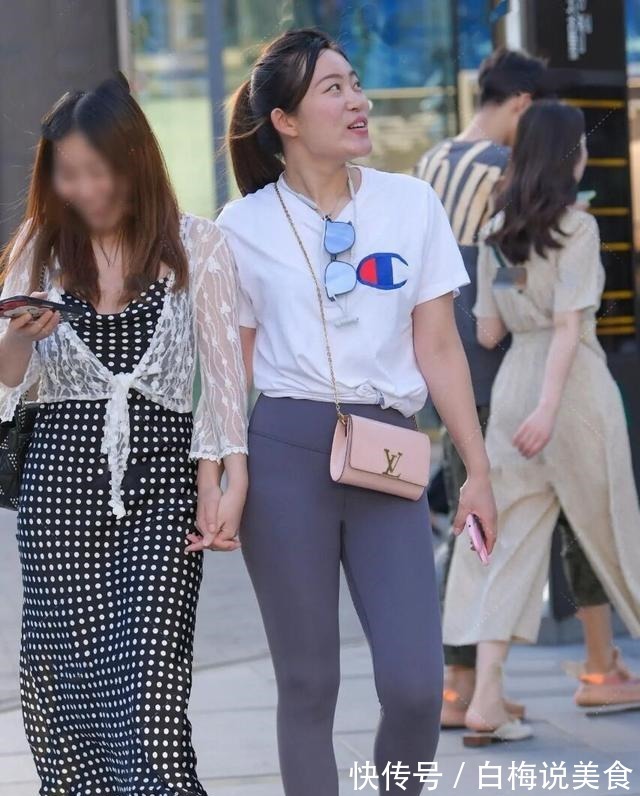 健身房 年轻女孩真会玩,将“健美裤”穿成了打底裤,你可以做到吗