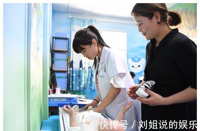 过敏体质|宝宝多大才能被“抱出门”?满月后,家长抱娃出门可要注意3件事