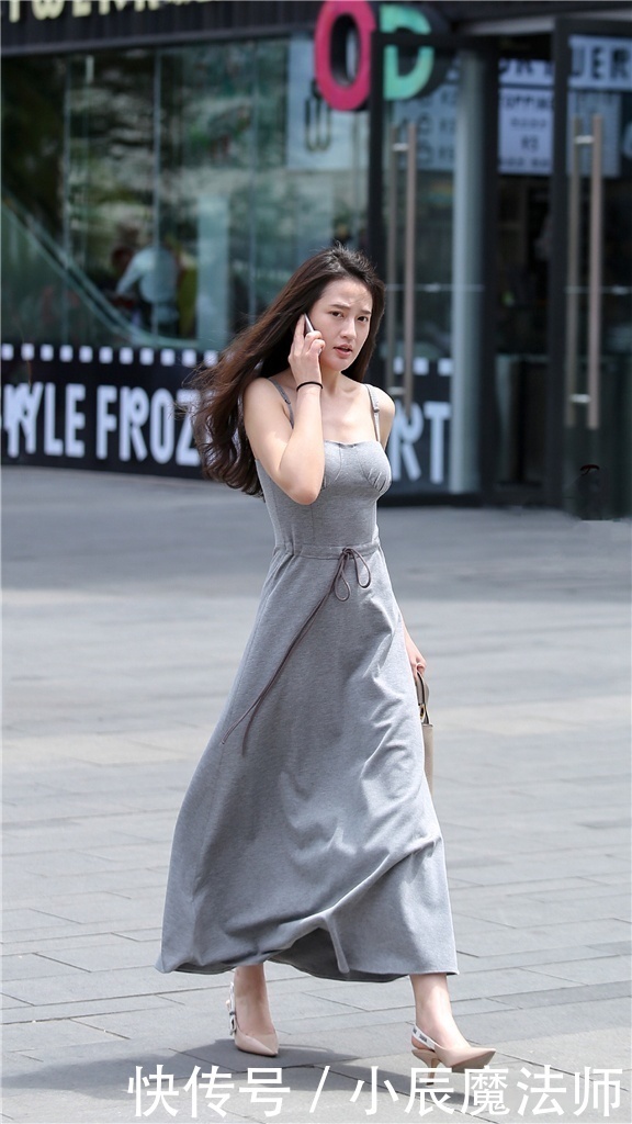 喜欢|美女穿搭:高级灰吊带连衣裙,搭配波浪般的秀发,彰显着独有的气质