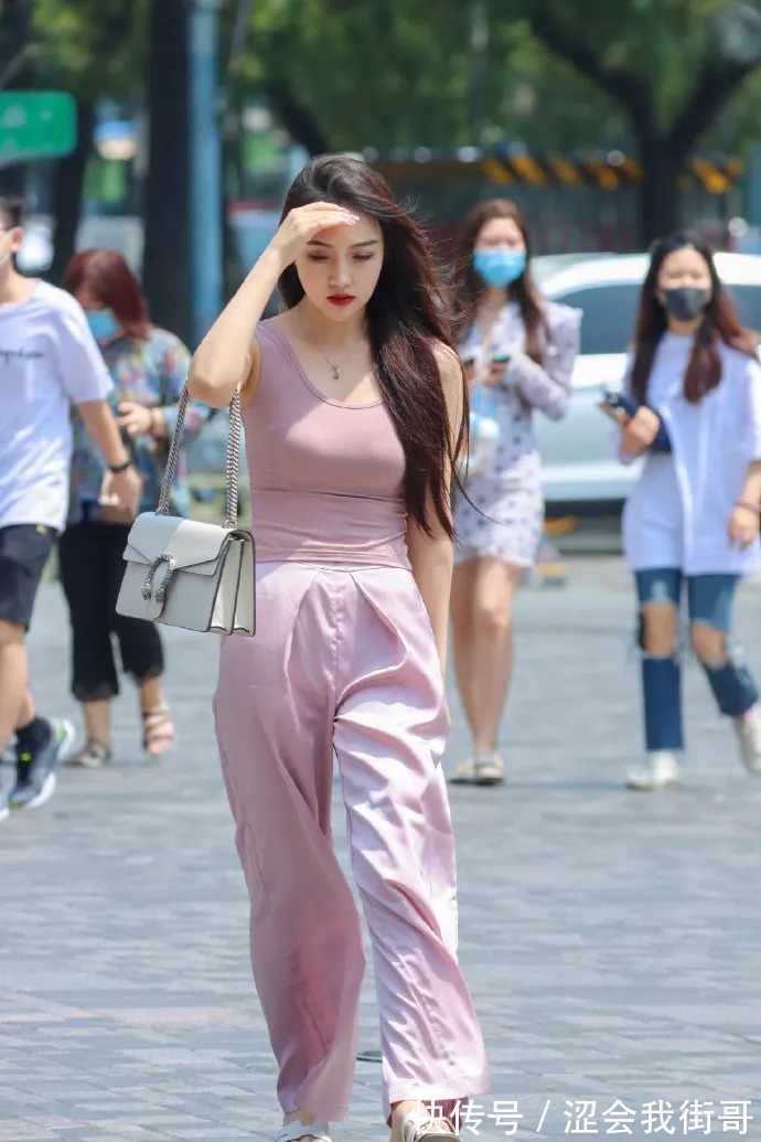 漂亮 街拍很漂亮的长发美女姐姐