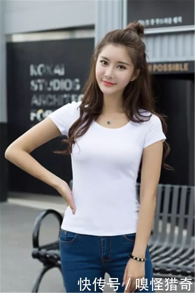 牛仔裤|街拍美女:时尚美妇一件简约的白色背心,搭配牛仔裤穿出了少女感