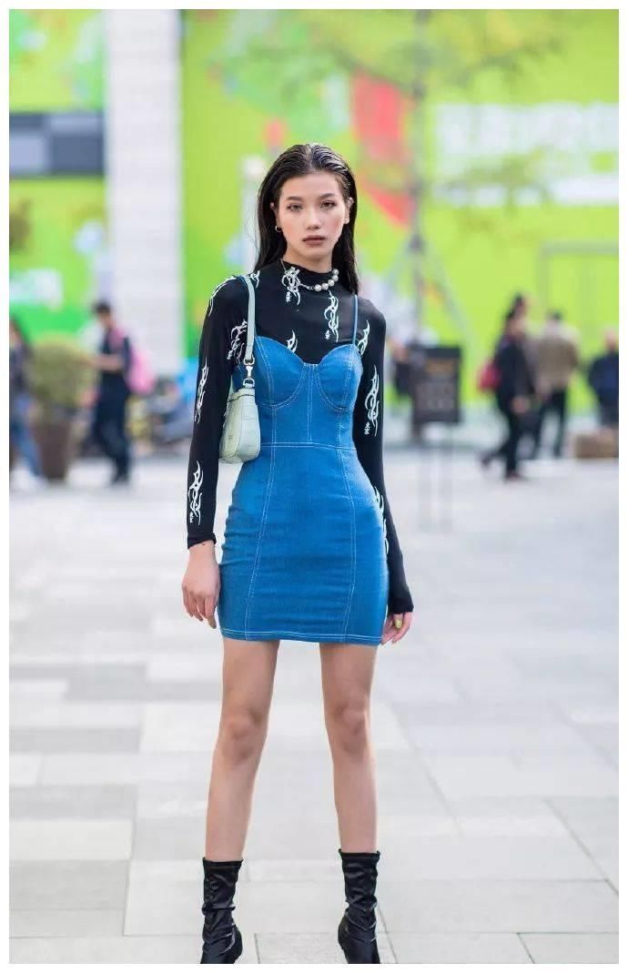 高跟 小姐姐脚上踩着一双一字带的高跟凉鞋,充满着优雅又迷人的气息