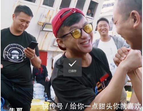 搬运|邓超与农民工掰手腕,比赛结束后一个举动引热议,网友:嫌弃就别玩