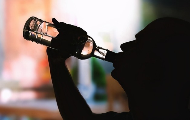 肝脏|爱喝酒的注意,以下4种食物,建议不要在喝酒的时候吃,来看一下