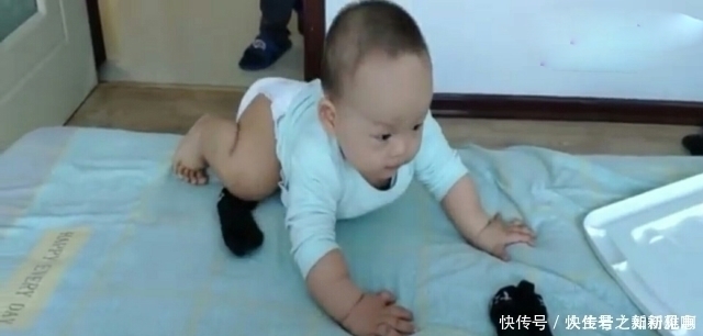 宝妈|11个月宝宝竟然自己下床?防止自己摔疼的这操作:厉害了