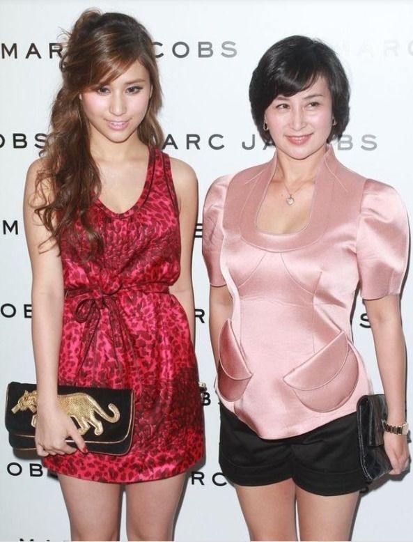 利落|何超琼不愧是“名门闺秀”，粉色上衣配短裤利落大气，减龄优雅