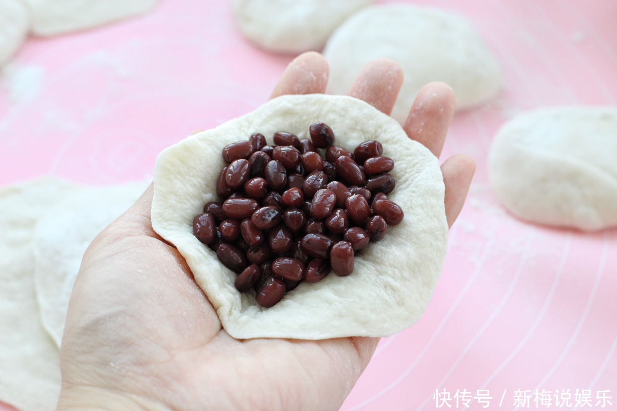 红豆别煮粥了,加山药和面粉上锅一蒸,松软香甜又养胃,老少皆宜