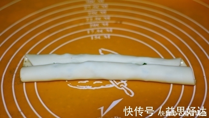 这款面食很简单,用开水烫一烫,烙一烙,又香又脆,隔天做一回