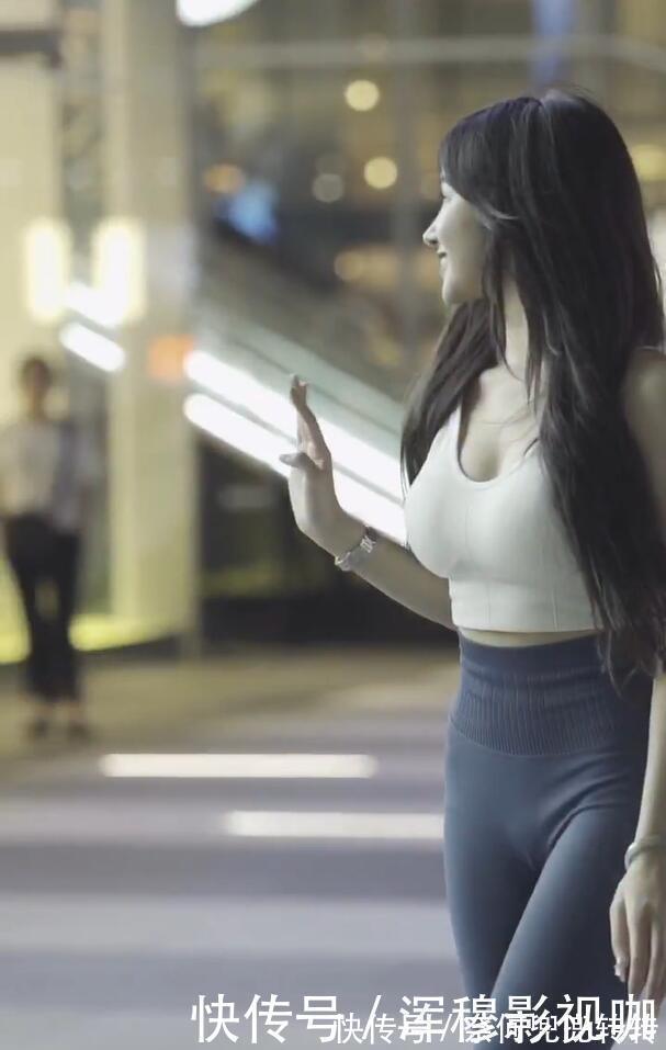 美眉|瑜伽裤造型，穿到街头，给人“秋裤外穿”的印象