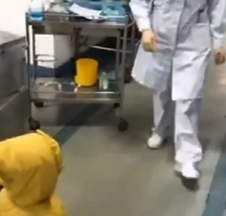 妈妈|2岁宝宝想妈妈了,爸爸凌晨带她去找上夜班的妈妈,场面真催泪