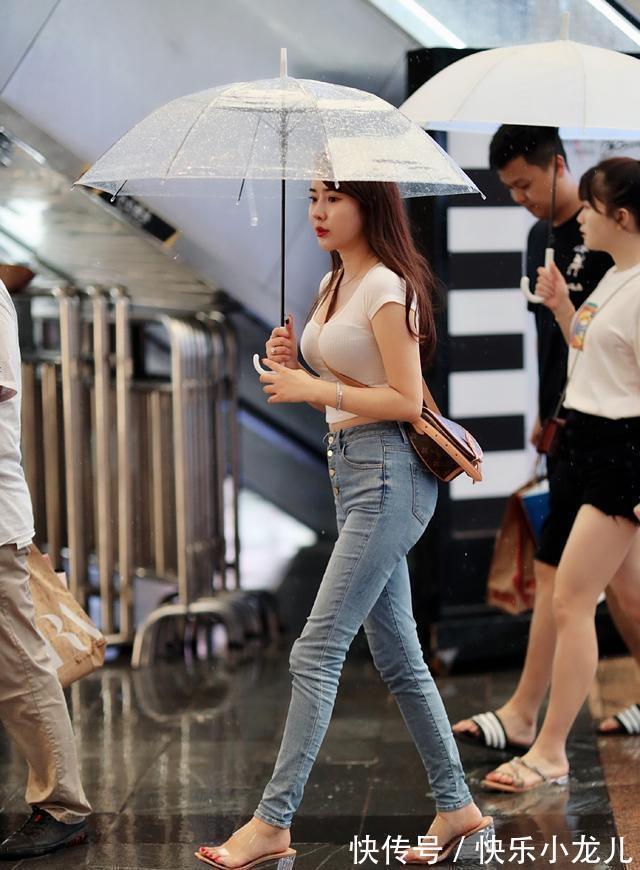 搭配 白色T恤搭配牛仔裤,穿出年轻的减龄感,展现知性美