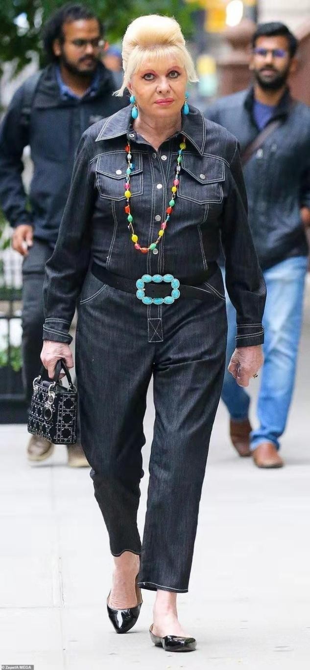 珠宝|特朗普73岁原配真精致,浓妆艳抹超浮夸,珠宝花里胡哨像地摊货