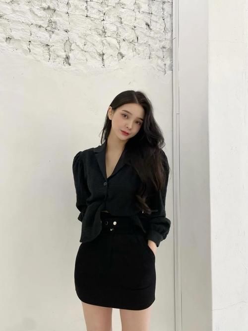 包臀短裙|职场风穿搭，褶皱衬衫搭配包臀短裙，轻松勾勒出迷人的腰臀曲线