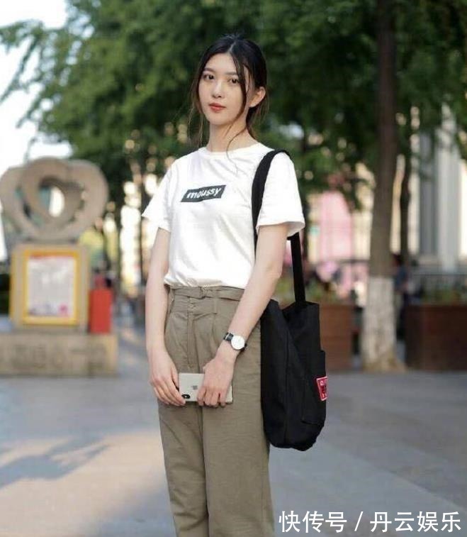 T恤 小美女白色T恤搭配上半身裙,既时尚又活泼,很显靓丽