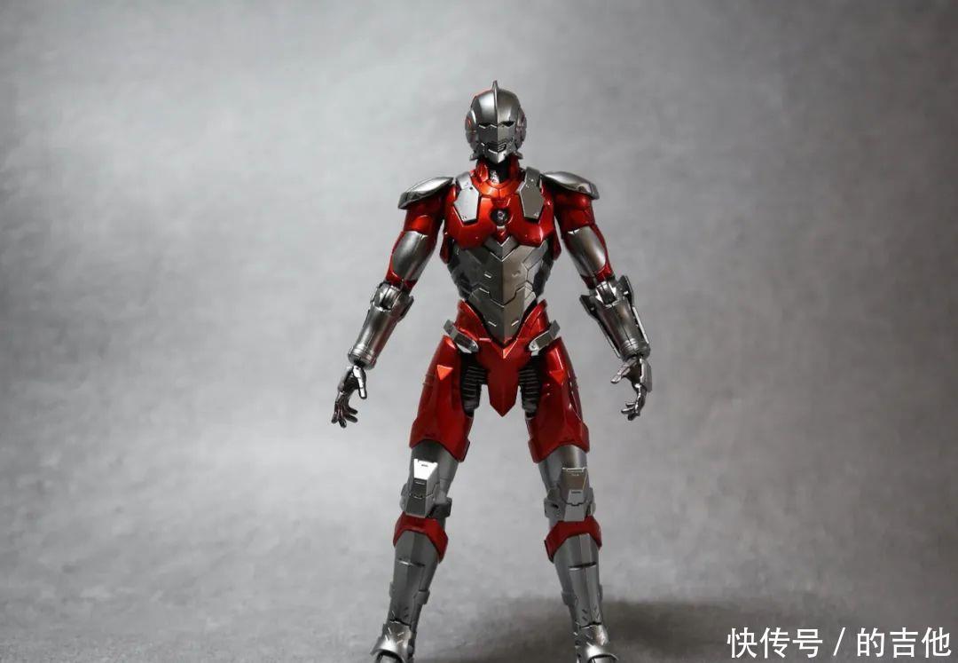 奥特曼|高达模型秀奥特曼直面钢铁侠呃,都是浑身亮闪闪嘛……!