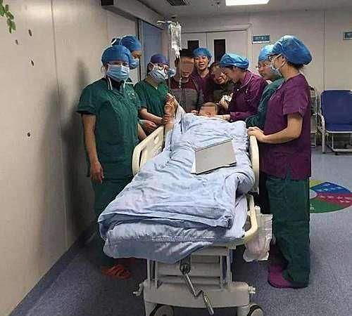产妇|妊妇无麻醉直接剖宫产,医护人员含泪接生!女人才懂为母则刚