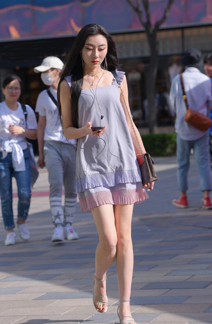 文雅倜傥的外表美,选定轻捷短裙才气天然展示