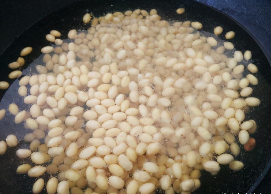 打豆浆,泡好的黄豆直接打就外行了,多加1个步骤,香浓更顺滑