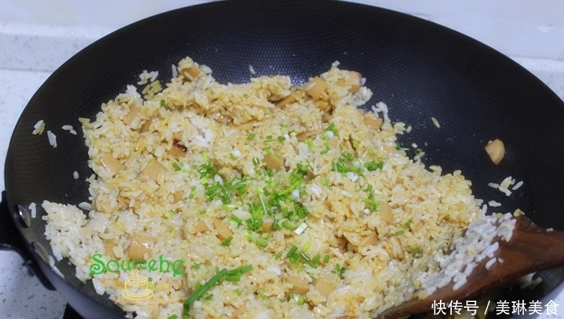 儿子最爱吃的炒饭,只需3种食材5分钟出锅,粒粒分明,出奇美味