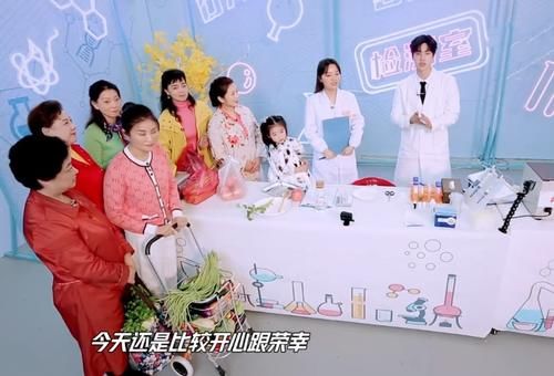 王一博念结束词眯成迷弟眼，顺着他视线看台下，这隔空撒糖的方式绝了