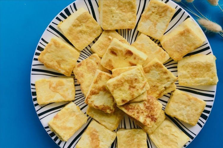 豆腐最怕直接下锅煎，下锅前多做这2步，豆腐不散不碎不粘锅