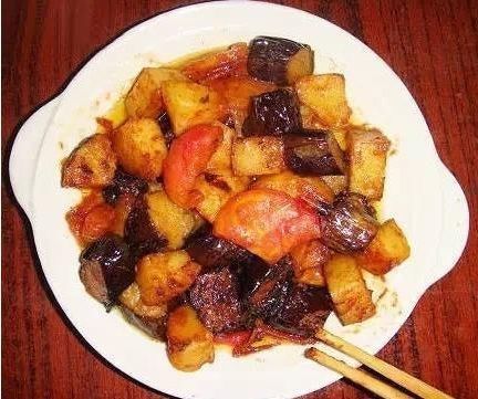 土豆烧茄子，红烧排骨，干煸肘子，剁椒鱼头的做法
