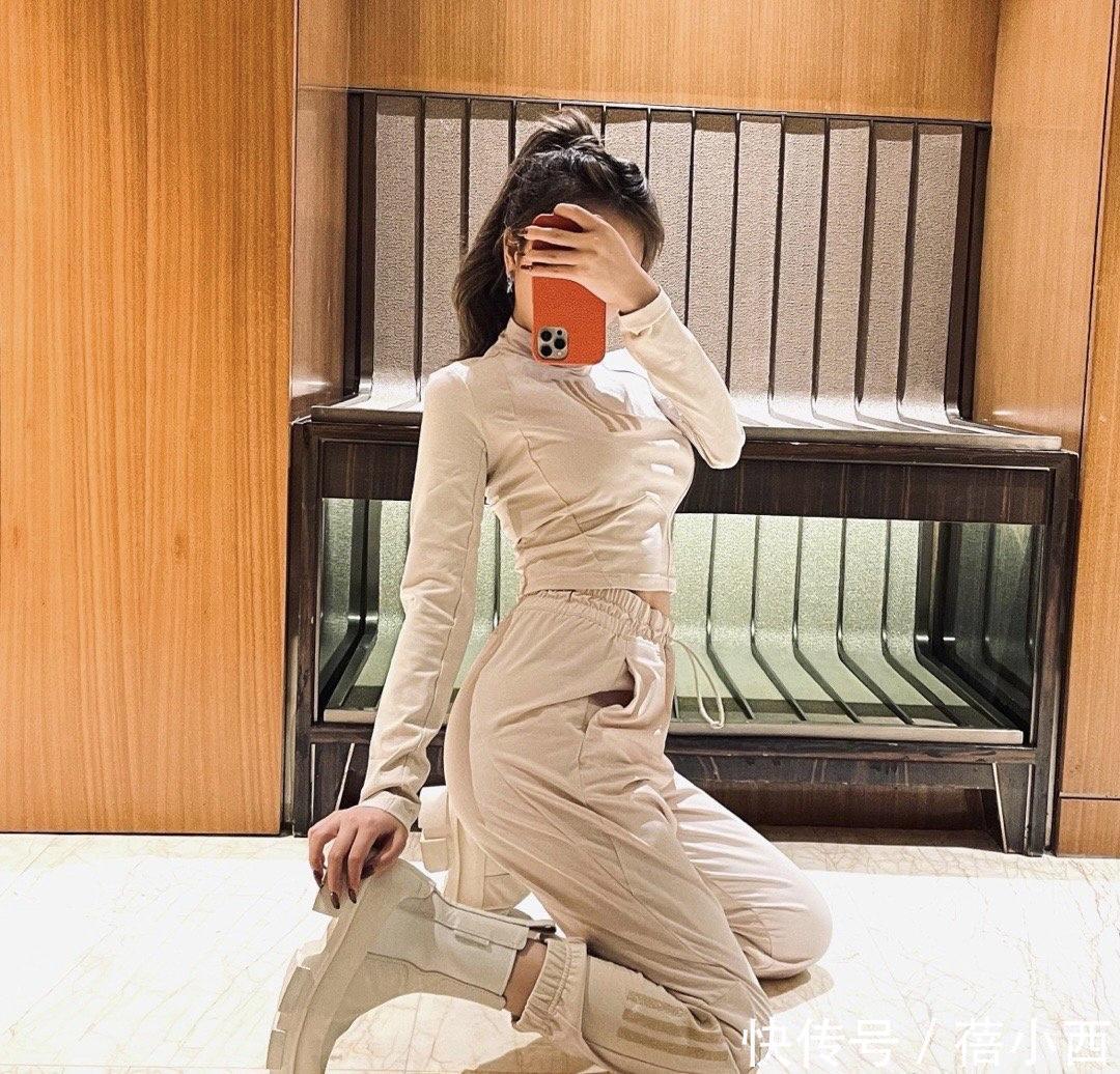 安崎真是迷死人了!原来小个子穿抹胸裙这么性感,线条迷人又招摇