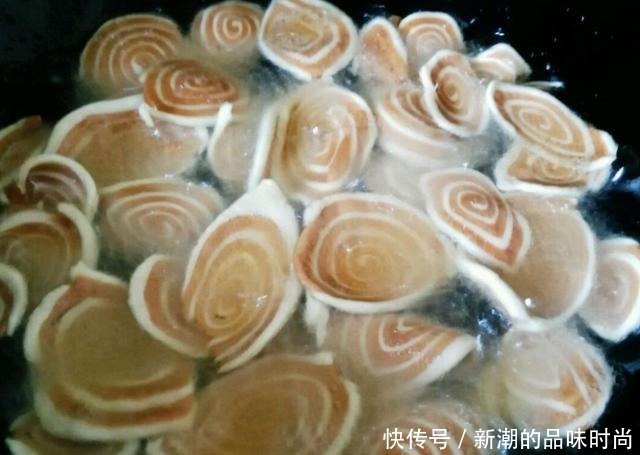 家里没零食了，我用面粉做了一大锅猫耳朵，儿子说比买的好吃