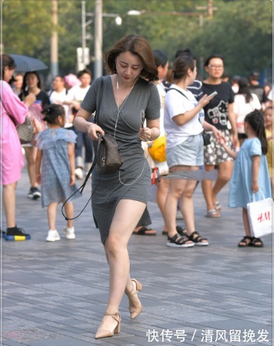 棕色|灰色的v领衣裙搭配棕色包包,大方得体,低调内敛