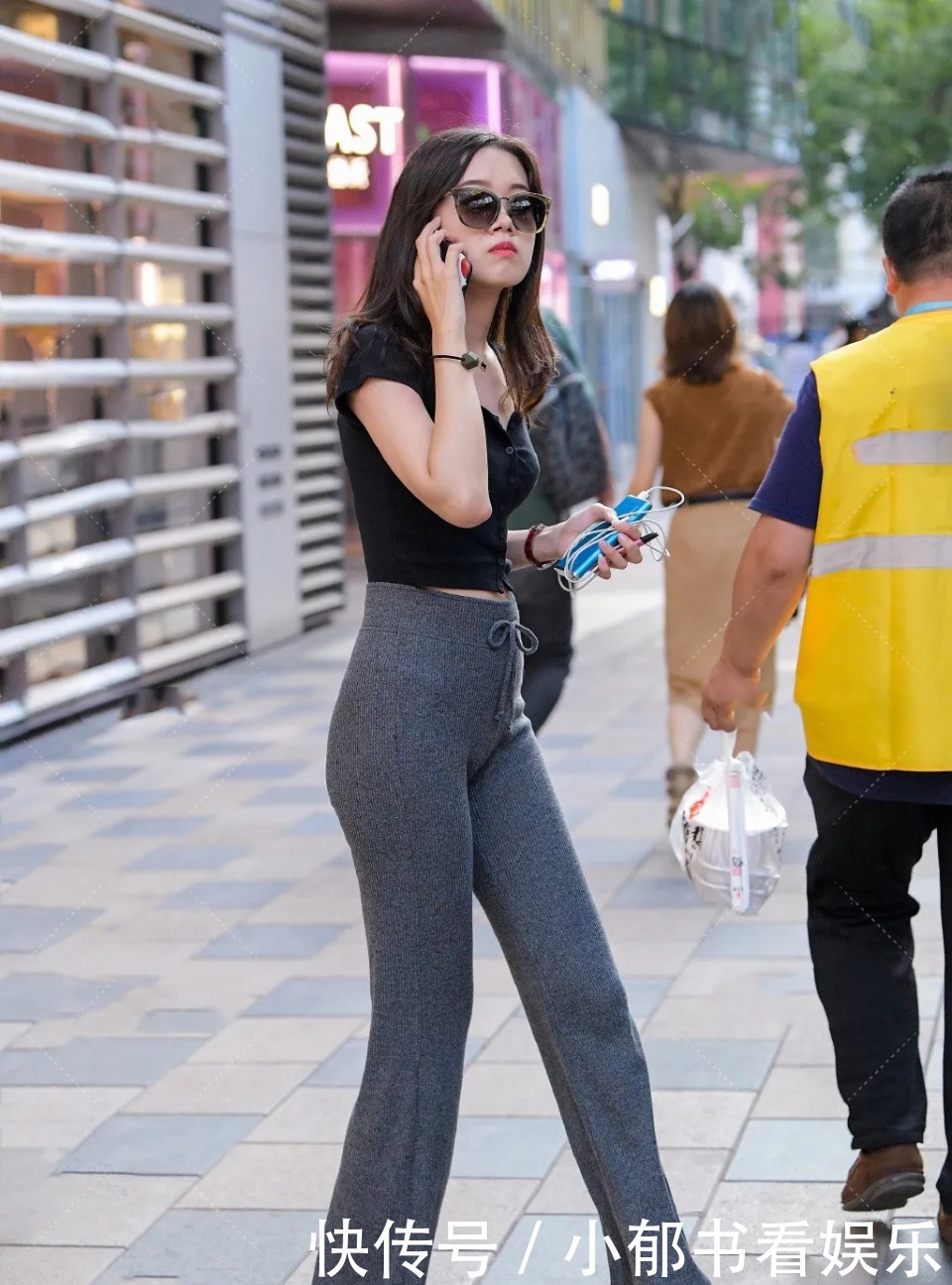 好有气质的“仙女姐姐”,直男幻想中的女神,轻松展现苗条的身材