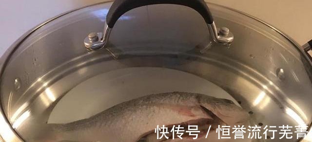 做清蒸鱼,有人用酱油有人用盐都是错的,难怪鱼肉不嫩还不香!