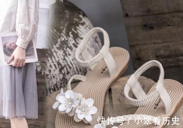 小仙女们 最近很火的这些凉鞋，穿上让“脚白几个度”，你有没有一款呢！