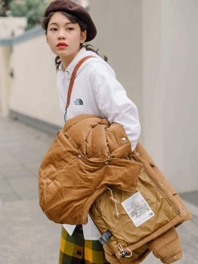 穿搭 秋冬不建议单穿卫衣,可以试试这3种搭配方法,比单穿还高级时髦