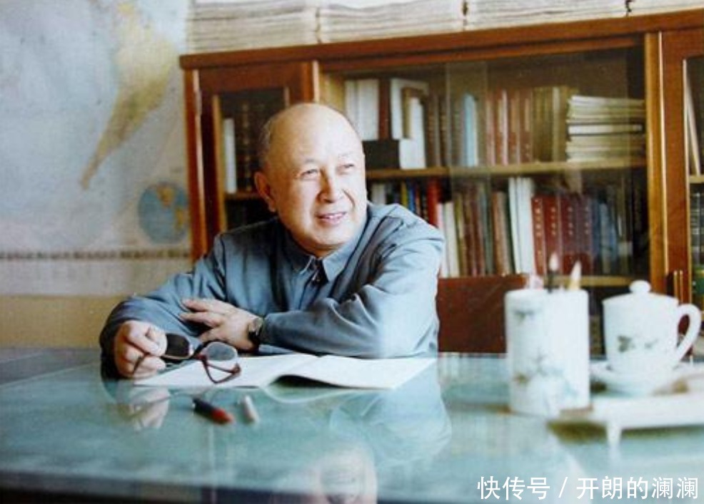 在被人全天监视之下，钱学森如何将求救信寄回国一个烟盒立大功