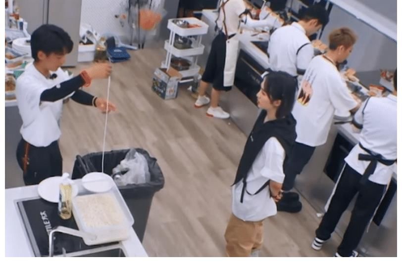 米线|《中餐厅5》有多假?客人吃到夹生米线忍气吞声,赵丽颖出手相助