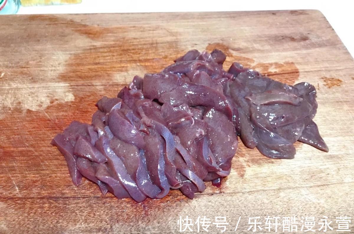 猪肝怎么炒才能滑嫩不硬大厨教你一招，美味又下饭
