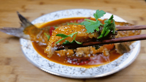  红烧鱼怎么做不破损又入味？饭店大厨亲授技巧，鱼肉鲜嫩超下饭