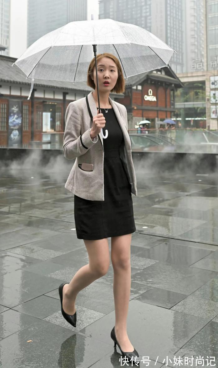 清纯 街拍:黑色连衣裙外搭小西装,精致干练显清纯,搭配显高级
