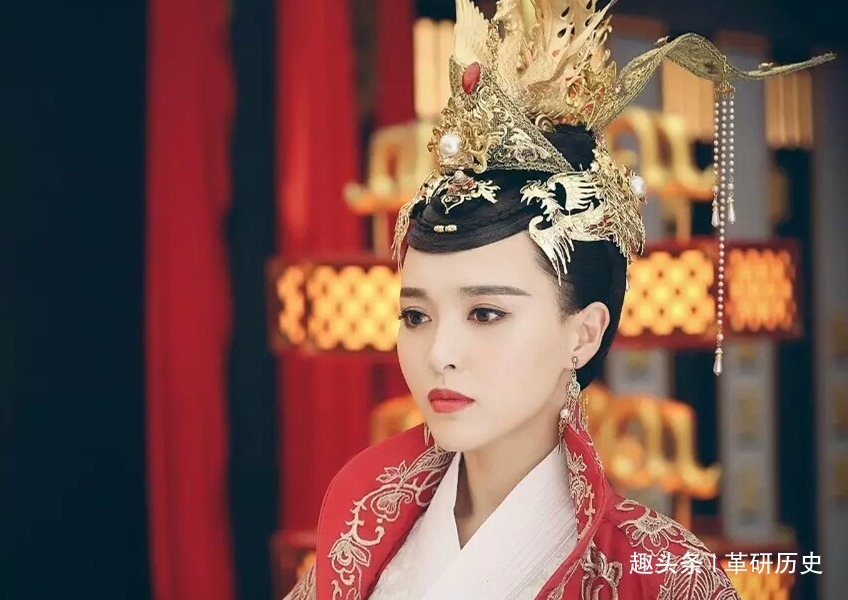 皇后|她二进宫门，皇帝为她空设六宫，临终前却说她是祸害，殉葬吧