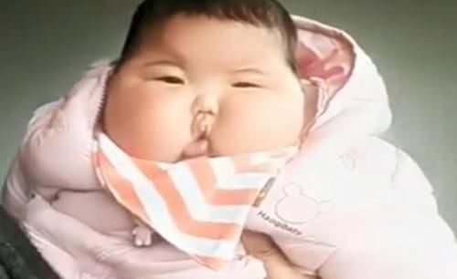 母乳喂养|8月龄宝宝吃母乳胖成球，妈妈沾沾自喜换来了医生的“风险预警”