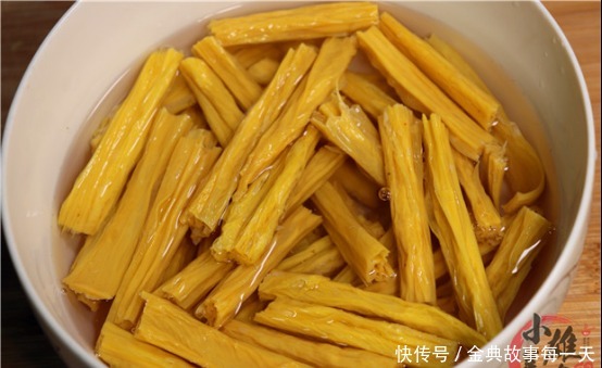 香菇腐竹|泡腐竹时，别放到水里直接泡，学会饭店的方法，泡发快、不夹生