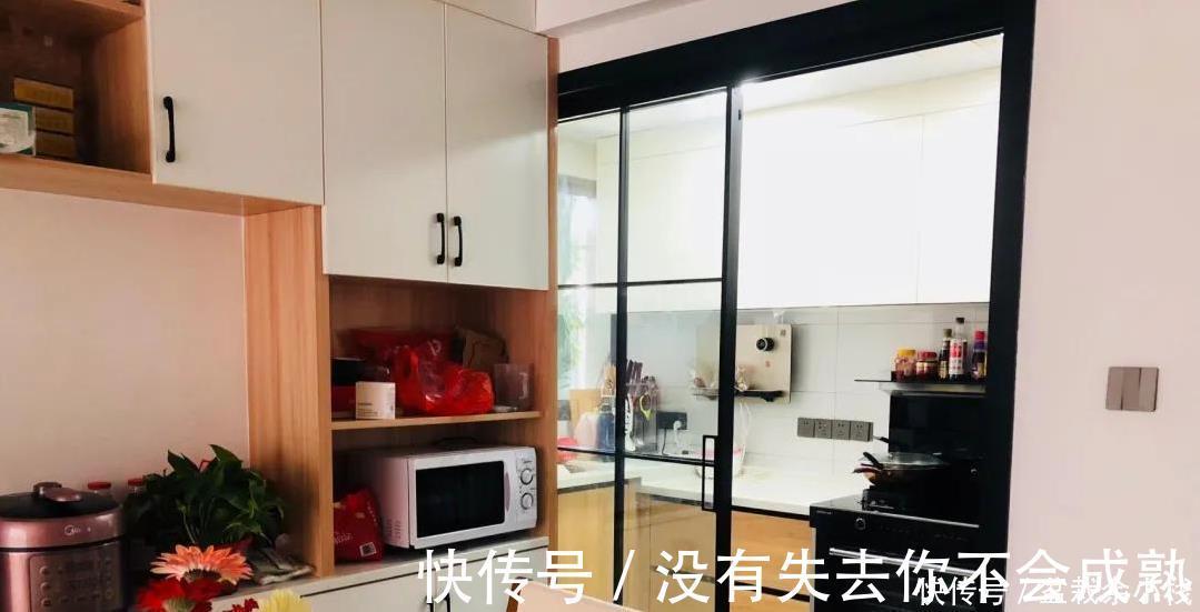 油烟|想做开放式厨房又担心油烟？装个内藏式推拉门，可进可出，很方便