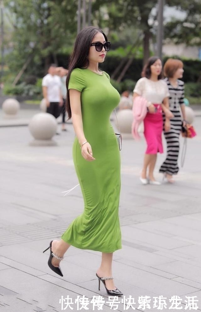 女生们|美女穿搭美女搭配白色的T恤衫,特别吸睛