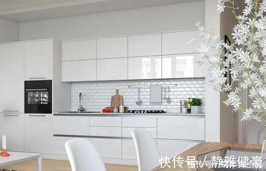 耐用|厨房墙面还在贴砖？看看人家贴的玻璃，30年如一新！还耐用